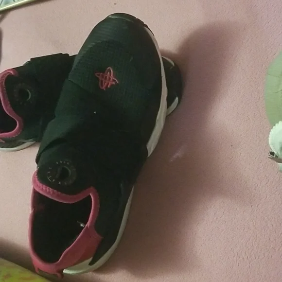 Hurache Sneakers - Picture 3 of 3